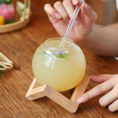 WhatsApp Image 2025-12-14 at 2.57.19 PM 475ml Round Ball Juice Cup With Straw & Wooden Stand - Image 1